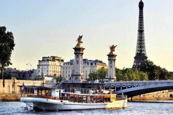 Mise à disposition de 2 heures "Déjeuner au pied de la tour Eiffel & visite de Paris en Croisière – Image 2